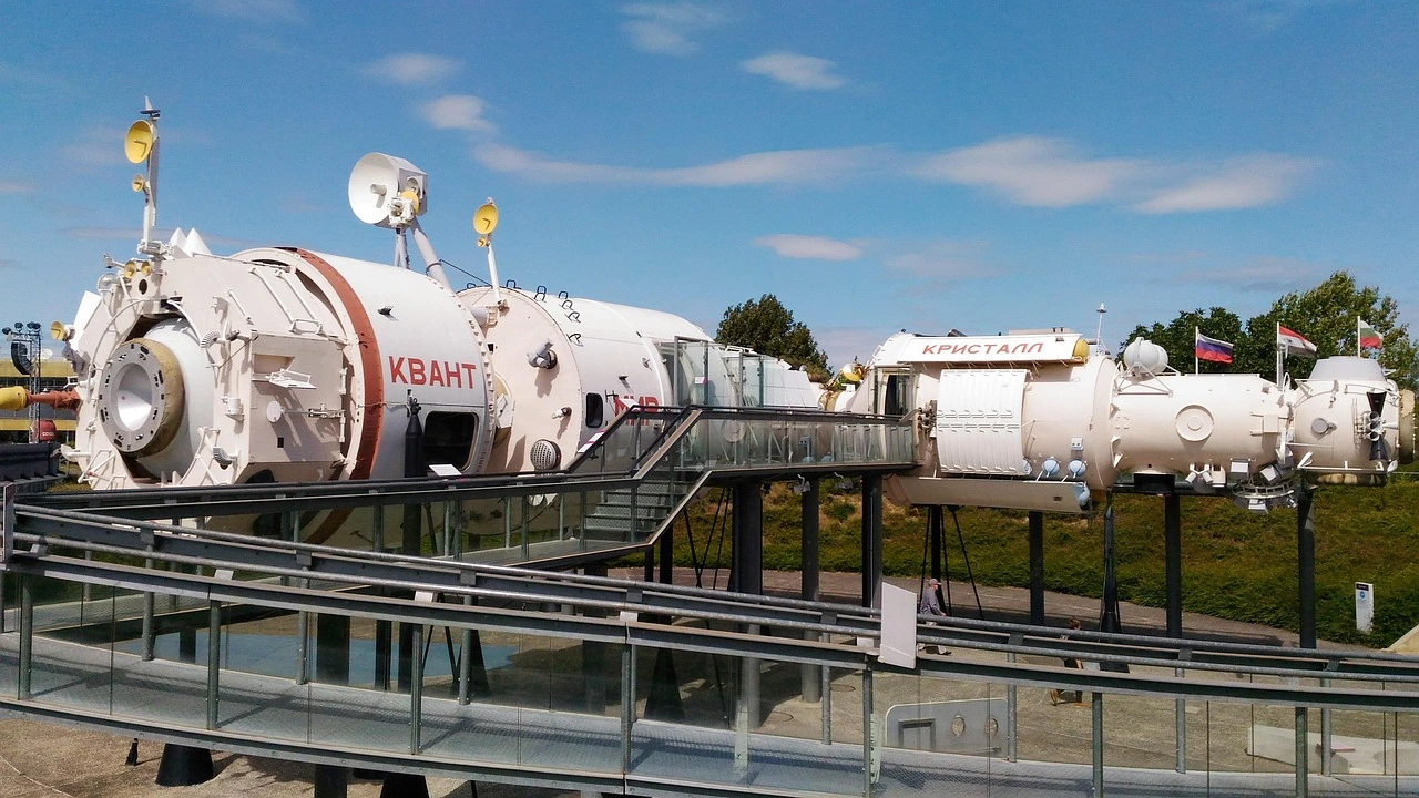 Space Race 2.0 Private Unternehmen definieren die Raumfahrt neu